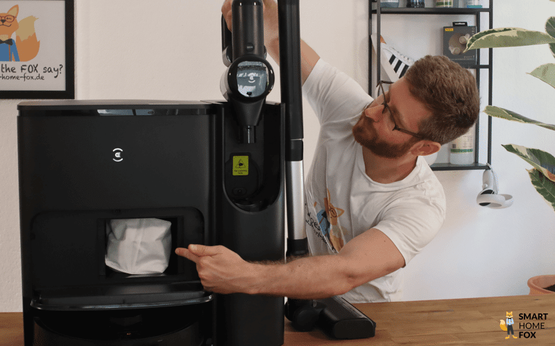 Ein Einwegbeutel wird in die Service-Station des ECOVACS DEEBOT T30S COMBO COMPLETE eingesetzt